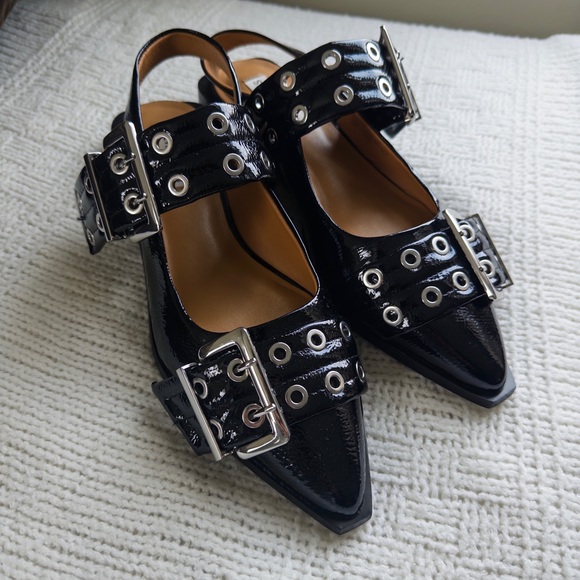 STEVE MADDEN Black Flats with Silver Buckle Detailing - Picture 2 of 4